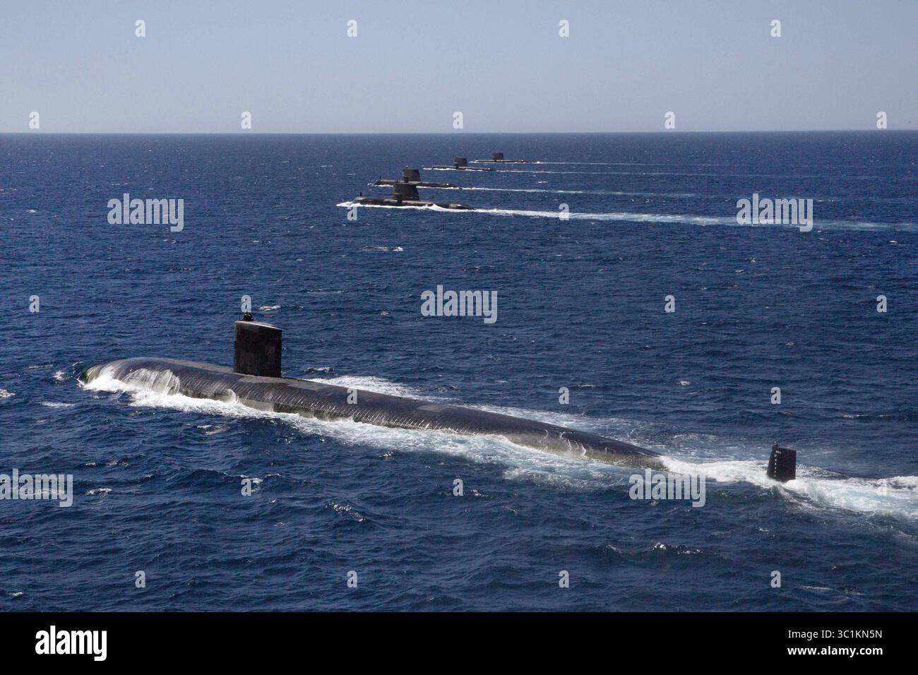 18. Februar 2019 - Fremantle, Arabisches Meer - das Angriffs-U-Boot der Los Angeles-Klasse USS Santa Fe fliegt mit den U-Booten der Collins-Klasse der Royal Australian Navy HMAS Collins, HMAS Farncomb, HMAS Dechaineux und HMAS Sheean in Formation, während ein australischer Helikopter MH-60R Seahawk Hubschrauber am 18. Februar 2019 vor der Küste von Fremantle in Australien über dem Westaustralischen Übungsgebiet fliegt. (Bild: © Ian Gollop via ZUMA Wire) Stockfoto