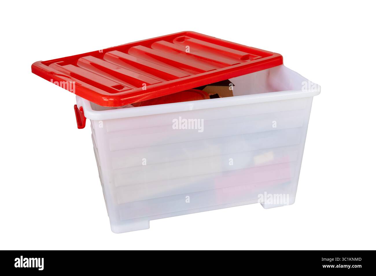 Teilweise geöffneter Kunststoffbehälter mit rotem Deckel auf weißem Hintergrund Stockfoto