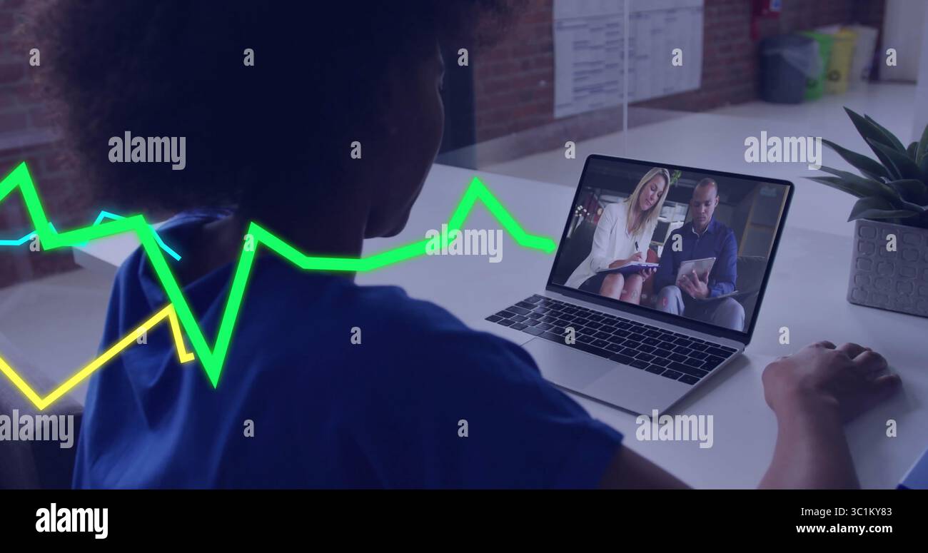 Laptop halten, Frau, die Remote-Meetings am Bürotisch durchführt, mit Überlagerung von Anlagen und Wellenformen Stockfoto