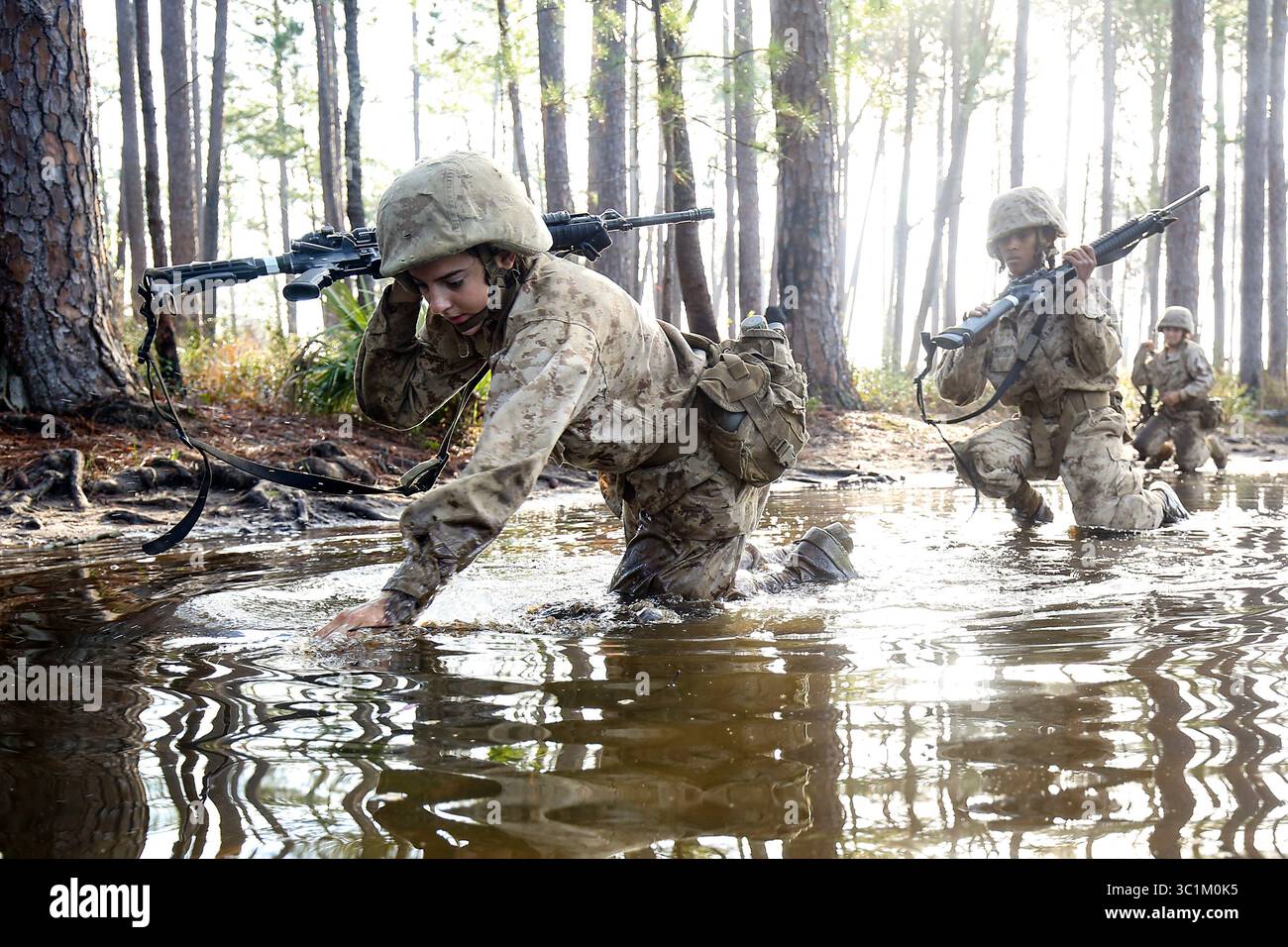 22. Februar 2019 - Beaufort, South Carolina, USA - Rekruten mit November Company, 4. Rekruten-Ausbildungsbataillon, komplette Hindernisse während des Schmelztiegels im Marine Corps Recruit Depot Parris Island, 21. Februar. The Crucible ist ein 54-stündiges Höhepunkt-Event, bei dem Rekruten als Team arbeiten und Herausforderungen meistern müssen, um den Titel United States Marine zu erlangen. (Kreditbild: © U.S. Marine Corps/ZUMA Wire/ZUMAPRESS.com) Stockfoto