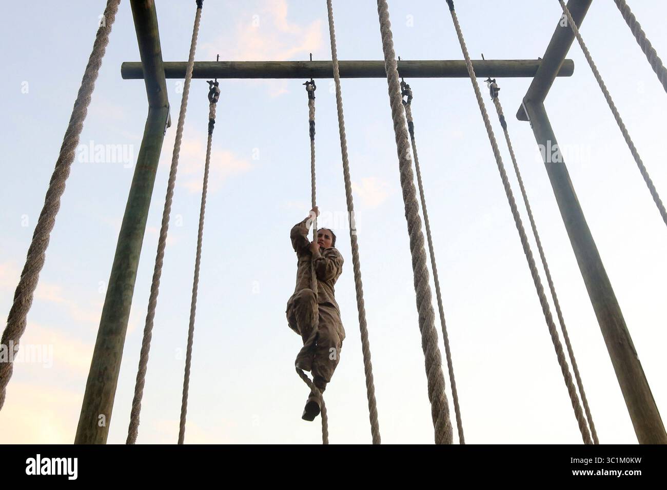 22. Februar 2019 - Beaufort, South Carolina, USA - Rekruten mit November Company, 4. Rekruten-Ausbildungsbataillon, komplette Hindernisse während des Schmelztiegels im Marine Corps Recruit Depot Parris Island, 21. Februar. The Crucible ist ein 54-stündiges Höhepunkt-Event, bei dem Rekruten als Team arbeiten und Herausforderungen meistern müssen, um den Titel United States Marine zu erlangen. (Kreditbild: © U.S. Marine Corps/ZUMA Wire/ZUMAPRESS.com) Stockfoto