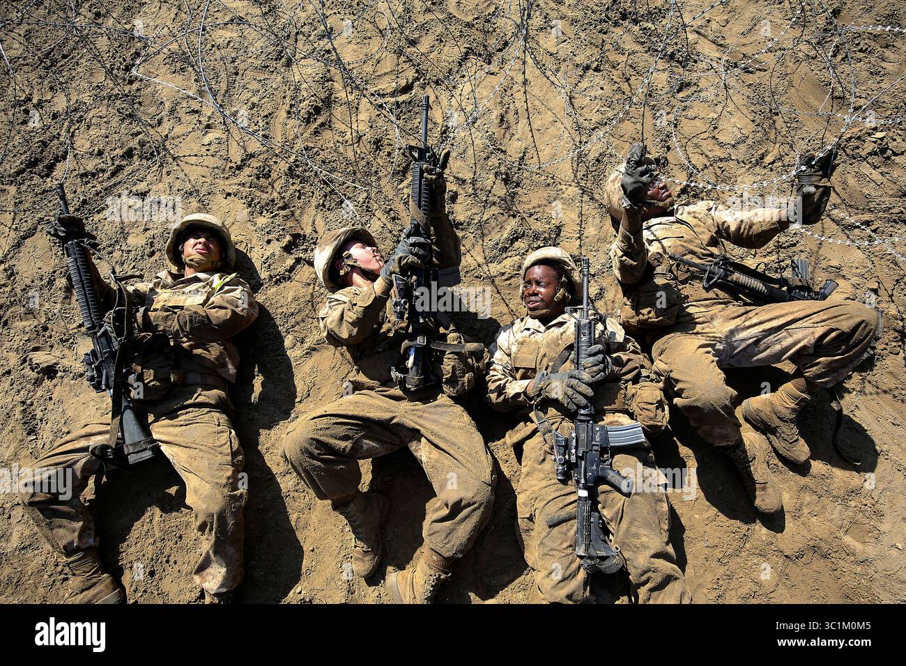 22. Februar 2019 - Beaufort, South Carolina, USA - Rekruten mit November Company, 4. Rekruten-Ausbildungsbataillon, komplette Hindernisse während des Schmelztiegels im Marine Corps Recruit Depot Parris Island, 21. Februar. The Crucible ist ein 54-stündiges Höhepunkt-Event, bei dem Rekruten als Team arbeiten und Herausforderungen meistern müssen, um den Titel United States Marine zu erlangen. (Kreditbild: © U.S. Marine Corps/ZUMA Wire/ZUMAPRESS.com) Stockfoto