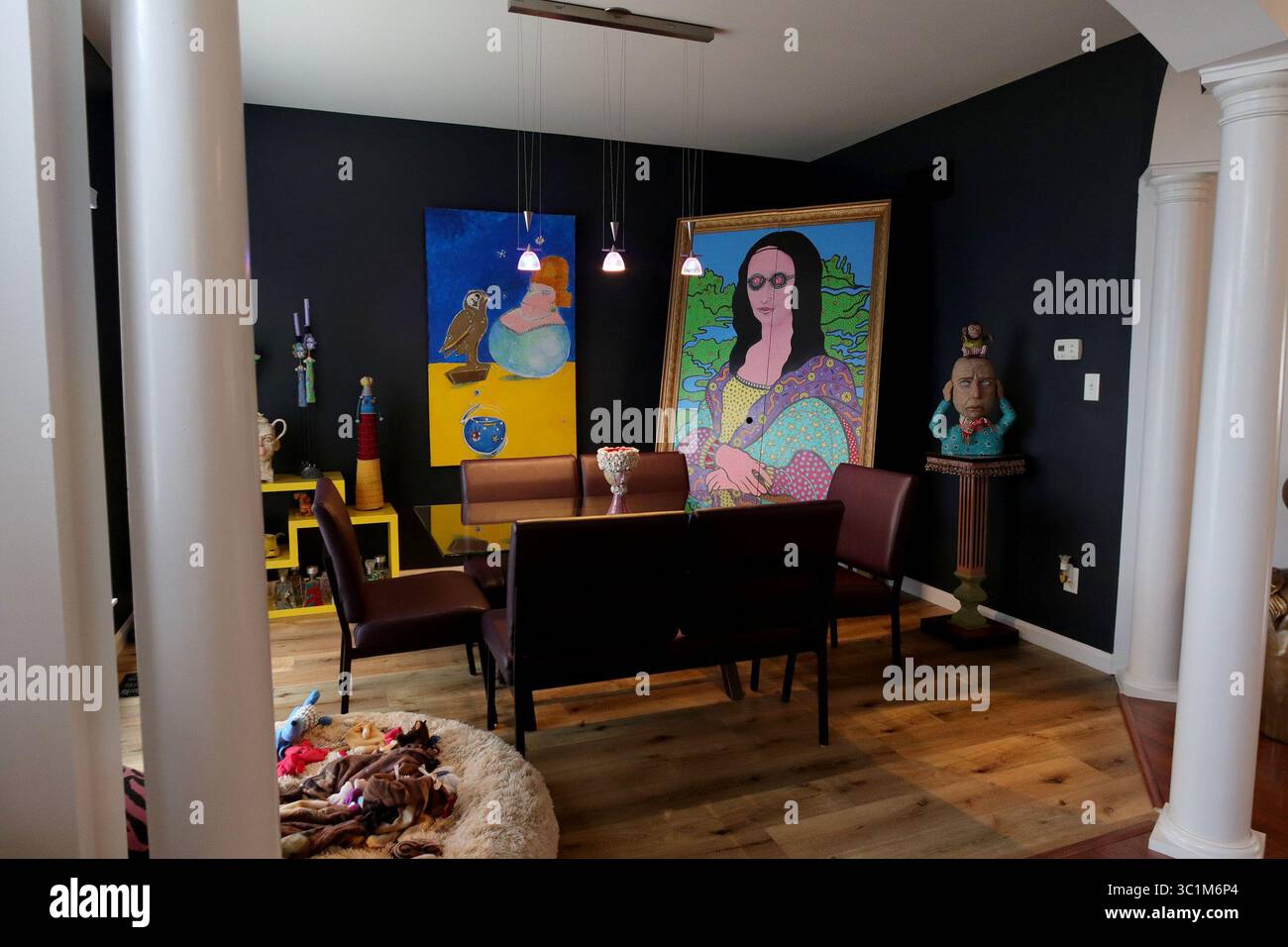 6. Februar 2019 – USA – im Speisesaal des McGees befinden sich zahlreiche verborgene Schätze, darunter Bananenschuhe auf der linken Seite. (Marianne sah, wie Whoopi Goldberg ein Paar trug und fand einige ihrer eigenen online.) Im Schrank von Mona Lisa finden bunte Gerichte statt. Auf der rechten Seite befindet sich eine Skulptur von Laura Lloyd. (Bild: © Hillary Levin/St. Louis Post-Dispatch/TNS via ZUMA Wire) Stockfoto