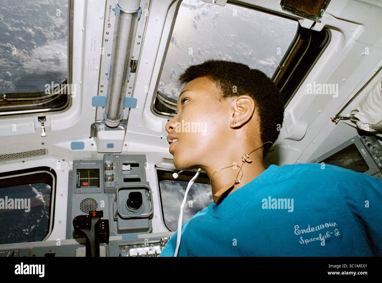 1. März 2019: Space-File: Mae Jemison ist Ingenieur, Arzt und ehemaliger NASA-Astronaut. Auf diesem Bild sieht sie die Häfen auf dem Achterdeck der Mission STS-47 des Space Shuttle Endeavour im Jahr 1998. Sie war die erste afroamerikanische Frau im Weltraum. Auf ihrem ersten Flug war sie die wissenschaftliche Missionsspezialistin auf STS-47 Spacelab-J. Die Mission, die eine kooperative Mission zwischen den USA und Japan war, umfasste 44 Experimente im Bereich der Biowissenschaften und Materialverarbeitung. Jemison war Mitermittler des Knochenzellen-Experiments, das auf der Mission geflogen wurde. (Kreditbild: © NASA/ZUMA Wire/ZUMAPRESS. Stockfoto