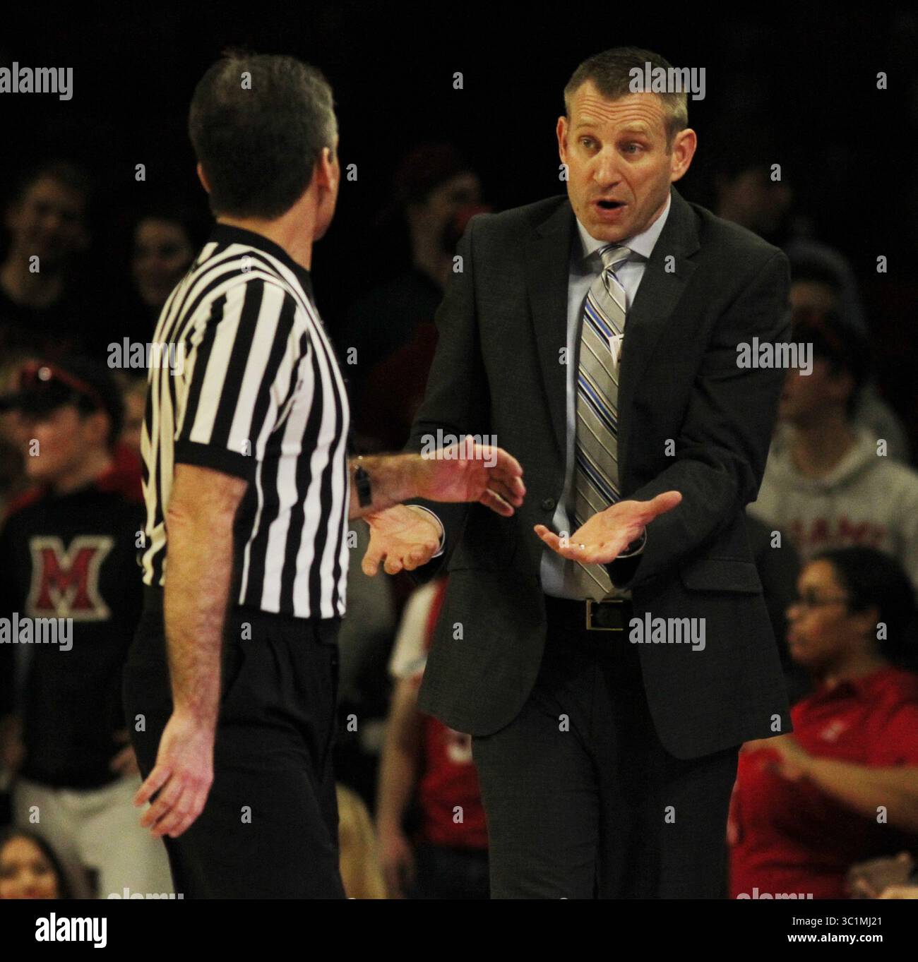 März 2019 - Oxford, Ohio, USA - Miami of Ohio vs Buffalo Mar 1,2019 Männer BB-------------------- ..Buffalo Bulls Cheftrainer Nate Oats arbeitet als Ref. Während des Spiels in Oxford, Ohio. Als die Bulls das Spiel mit 69 zu 77 gewinnen. (Bild: © Ernest Coleman/ZUMA Wire) Stockfoto