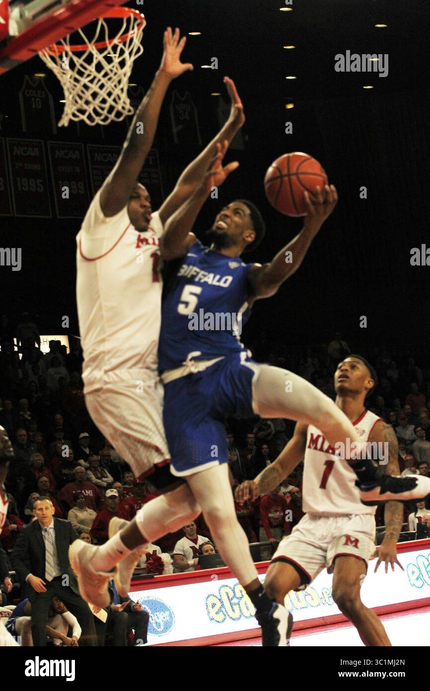 März 2019 - Oxford, Ohio, USA - Miami of Ohio vs Buffalo Mar 1,2019 Männer BB-------------------- ..der Wachmann der Buffalo Bulls CJ Massinburg (5) stellt einen Schießpass auf Miami (Oh) Redhawks Forward Bam Bowman (14). Als Redhawks für die Buffalo Bulls 69 bis 77. (Bild: © Ernest Coleman/ZUMA Wire) Stockfoto