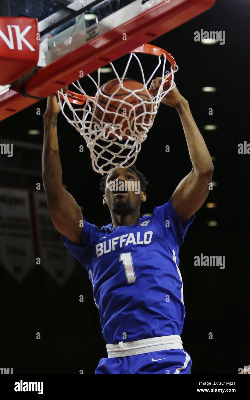 März 2019 - Oxford, Ohio, USA - Miami of Ohio vs Buffalo Mar 1,2019 Männer BB-------------------- ..Buffalo Bulls Stürmer Montell McRae (1) setzt einen Dunk runter. In der ersten Spielhälfte gegen Miami (Oh) Redhawks. Als die Bulls das Spiel mit 69 zu 77 in Oxford gewinnen, Oh. (Bild: © Ernest Coleman/ZUMA Wire) Stockfoto