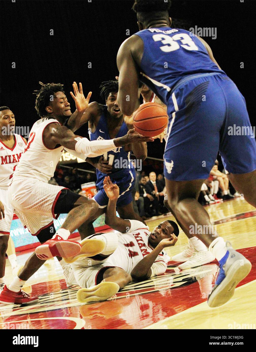 1. März 2019: Oxford, Ohio, USA – Miami of Ohio vs Buffalo Mar 1,2019---- Miami (Oh) Redhawks und Buffalo Bulls kämpfen um den Ball. Am Freitag, 1,2019. März. Während des Spiels auf dem Miami of Ohio Campus als die Bull das Spiel 69 zu 77 gegen die Redhawks gewinnen. (Bild: © Ernest Coleman/ZUMA Wire) Stockfoto