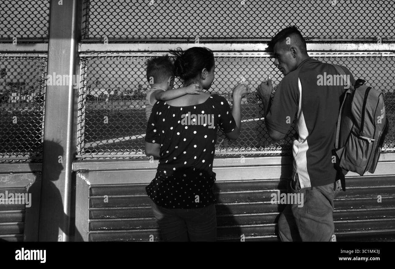 1. Juli 2018: Matamoros, Mexiko - Asylsuchende schlafen auf der B/M Gateway Bridge und warten darauf, von der mexikanischen Seite in die USA zu überqueren. Luis Miguel Montimo, 32 Jahre alt, und seine Gefährtin Ingrid Perdomo, 18 Jahre alt, und ihr einjähriger Sohn Jose Luis warten auf der Brücke. Sie kommen aus Honduras, wo sie die schwierige 3-monatige Reise gemacht haben. Er sagte, er floh vor Angst und weinte viel vor Angst über seine Vergangenheit. Seine Ex-Frau fing an, mit einem Bandenmitglied auszugehen, und die Gang zündete sein Haus an und tötete seine beiden Kinder darin. Er floh in die Berge, um Sicherheit zu suchen, wo er Ingrid traf und sie ein weiteres Kind hatten. Als sie das erste Mal ankamen, sagten sie, dass sie Stockfoto