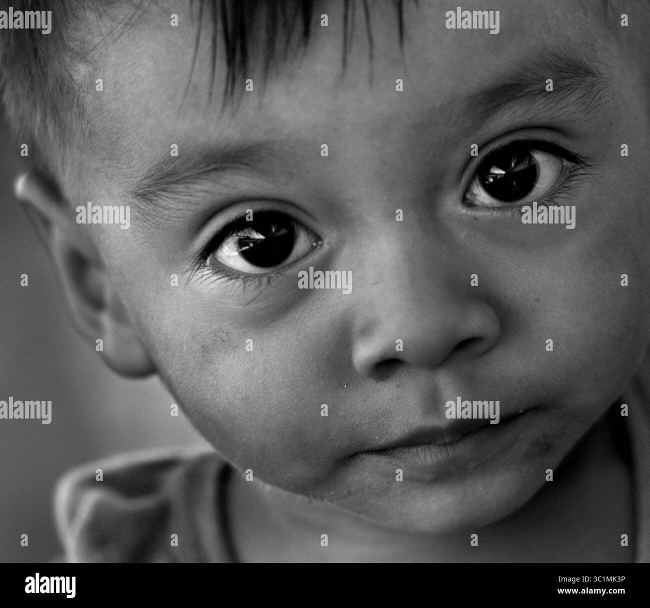 2. Juli 2018: Matamoros, Mexiko: Der 1-jährige Sohn Jose Luis von Luis Miguel Montimo, 32 Jahre alt, und seine Gefährtin Ingrid Perdomo, 18 Jahre alt. Sie kommen aus Honduras, wo sie die schwierige 3-monatige Reise gemacht haben. Asylsuchende schlafen auf der Gateway International Bridge und warten darauf, von Mexiko aus in die USA zu überqueren. Er sagte, er sei vor Angst geflohen und weinte viel vor Angst, seine Vergangenheit zu verlieren. Seine Ex-Frau fing an, mit einem Bandenmitglied auszugehen, und die Gang zündete sein Haus an und tötete seine beiden Kinder darin. Er floh in die Berge, um Sicherheit zu suchen, wo er Ingrid traf und sie ein weiteres Kind hatten. Als sie ankamen, sagten sie, sie wären nicht Stockfoto