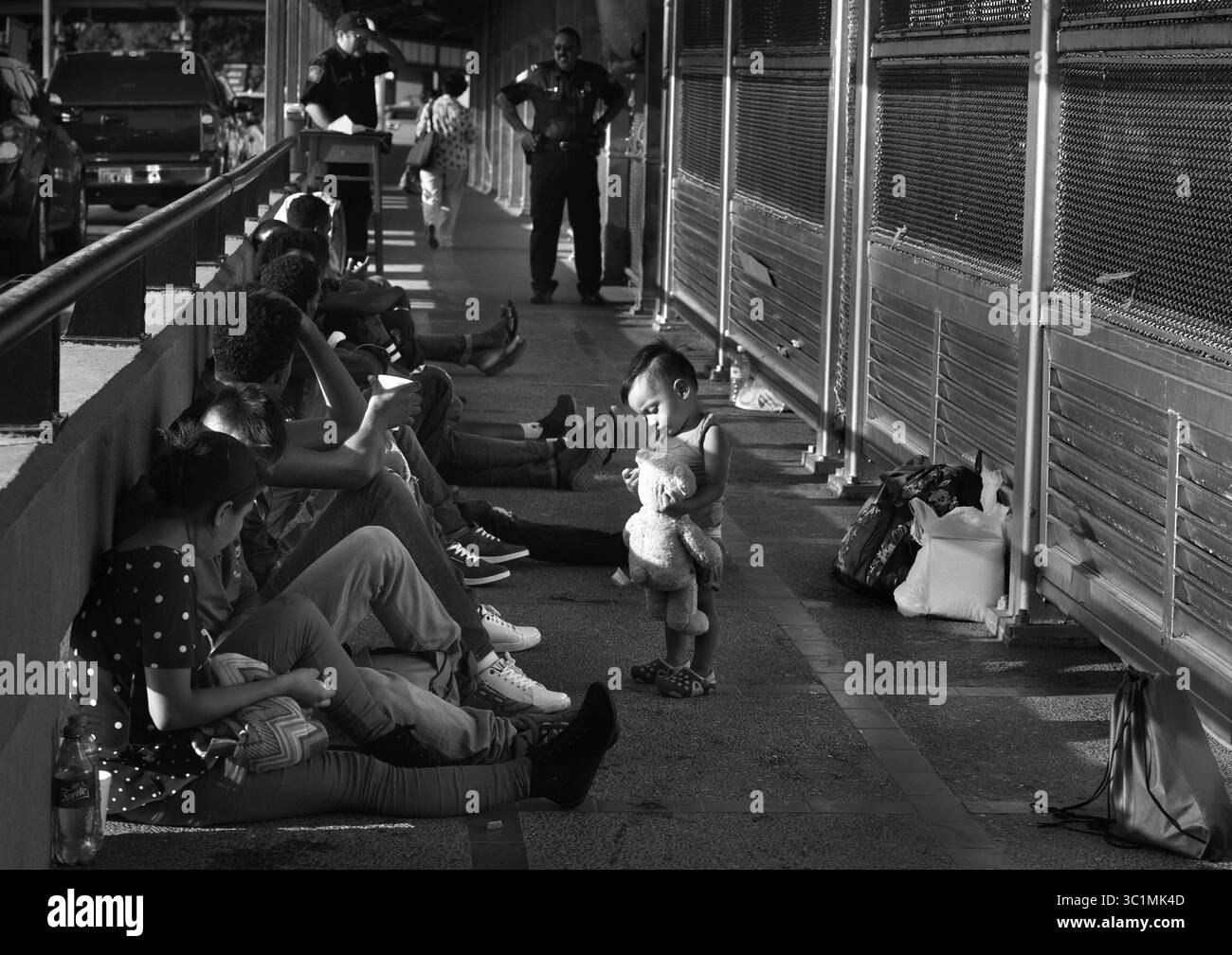 2. Juli 2018: Matamoros, Mexiko – Ingrid Perdomo, 18, und ihr einjähriger Sohn Jose Luis, schlafen mit anderen Asylsuchenden auf der Gateway International Bridge und warten darauf, von Mexiko aus in die USA zu überqueren. Sie kam mit ihrem Gefährten Luis Miguel, 32 Jahre alt, aus Honduras, wo sie die schwierige 3-monatige Reise machten. Er sagte, er floh vor Angst und weinte viel vor Angst über seine Vergangenheit. Seine Ex-Frau fing an, mit einem Bandenmitglied auszugehen, und die Gang zündete sein Haus an und tötete seine beiden Kinder darin. Er floh in die Berge, um Sicherheit zu suchen, wo er Ingrid traf und sie ein weiteres Kind hatten. Als sie das erste Mal ankamen, sagten sie es Stockfoto
