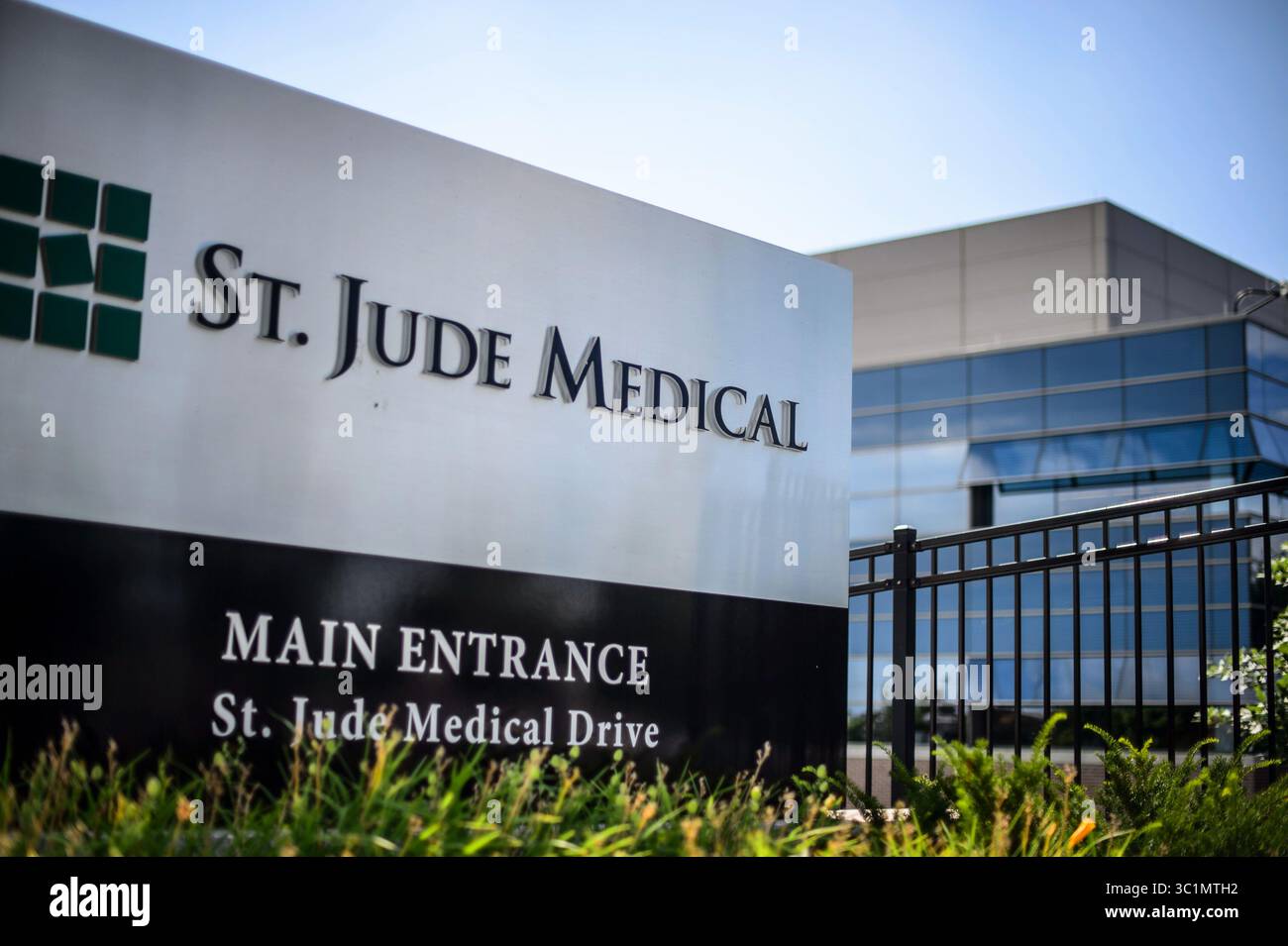 März 2019 - St. Paul, MN, USA - am Mittwoch, 22. Juli 2015, zeigt das Foto den Hauptsitz von St. Jude Medical in Little Canada, Minn., nördlich von St. Paul. Abbott Laboratories wird 19,3 Milliarden US-Dollar für den Kauf von St. Jude Medical Inc. Ausgeben, um den Anteil des Medizinprodukteherstellers an der kardiovaskulären Versorgung zu stärken, gaben die Unternehmen am Donnerstag, den 28. April 2016 bekannt. Das zusammengeschlossene Unternehmen wird Geräte für fast alle Bereiche der kardiovaskulären Versorgung anbieten und steht im direkten Wettbewerb mit den Branchenführern Medtronic Inc. Und Boston Scientific Corp. (Glen Stubbe/Star Tribune via AP) MA Stockfoto