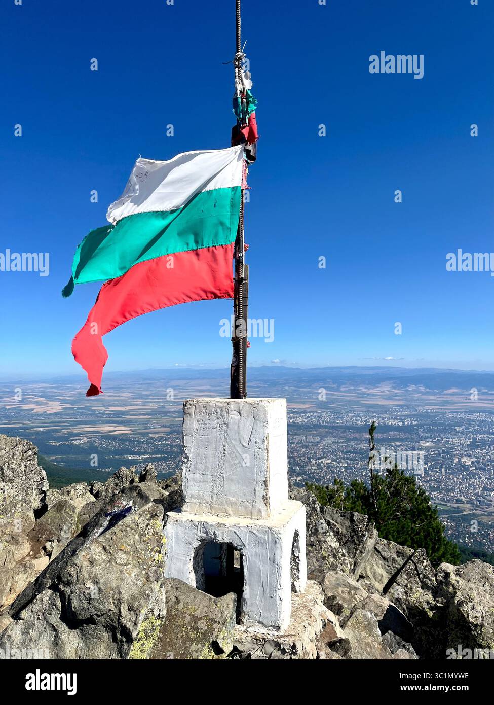 Zerrissene, getragene bulgarische Nationalflagge am Kamen Del Gipfel auf 1.862 m im Vitosha Berg mit Blick auf Sofia Bulgarien, Südosteuropa, Balkan, EU Stockfoto