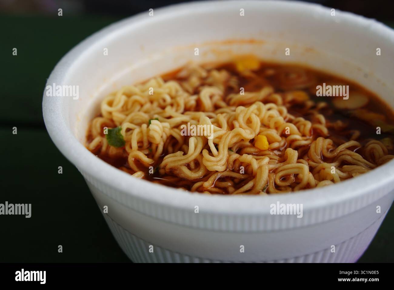 Nahaufnahme von Instant-Ramen-Nudeln in einem Styroporbecher Stockfoto