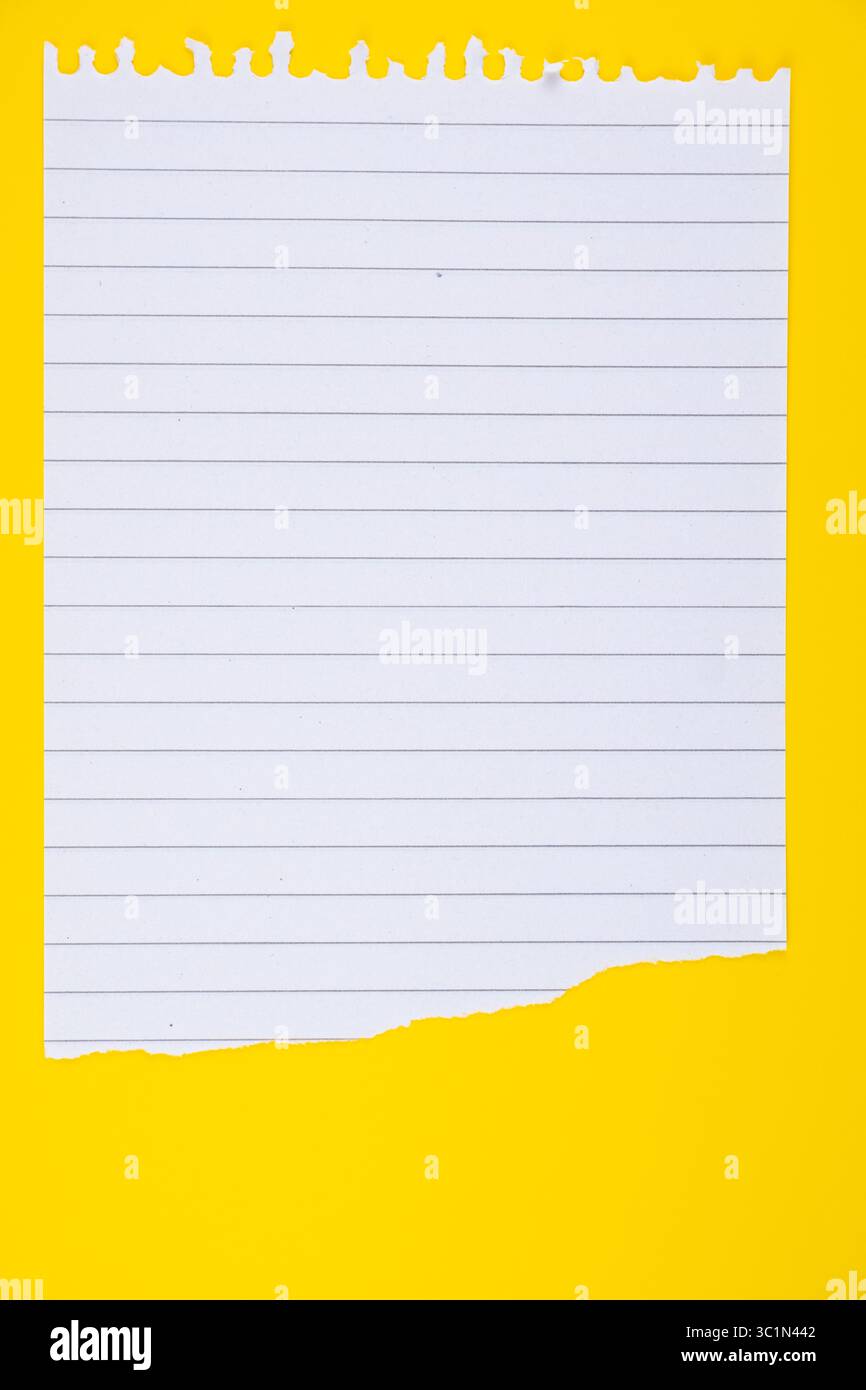 Weiß gestrichenes Papier, das unten auf leuchtendem gelbem Hintergrund gerissen wurde, um Notizen zu machen, zu schreiben oder zu Bildungszwecken zu machen Stockfoto