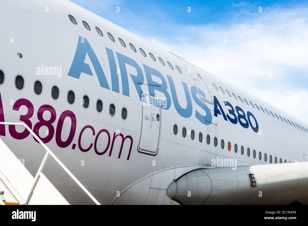 Rumpf eines Airbus A380, des größten Passagierflugzeugs der Welt, das 2021 am Flughafen Paris-Le Bourget stationiert wurde. Stockfoto