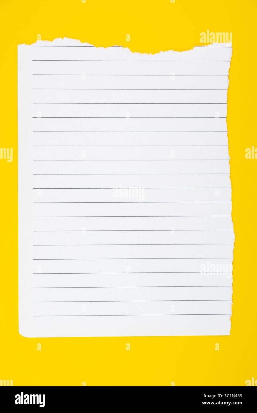 Gerissenes, liniertes Papier auf leuchtendem gelbem Hintergrund für kreative Projekte und Notizen, mit Platz zum Kopieren Stockfoto