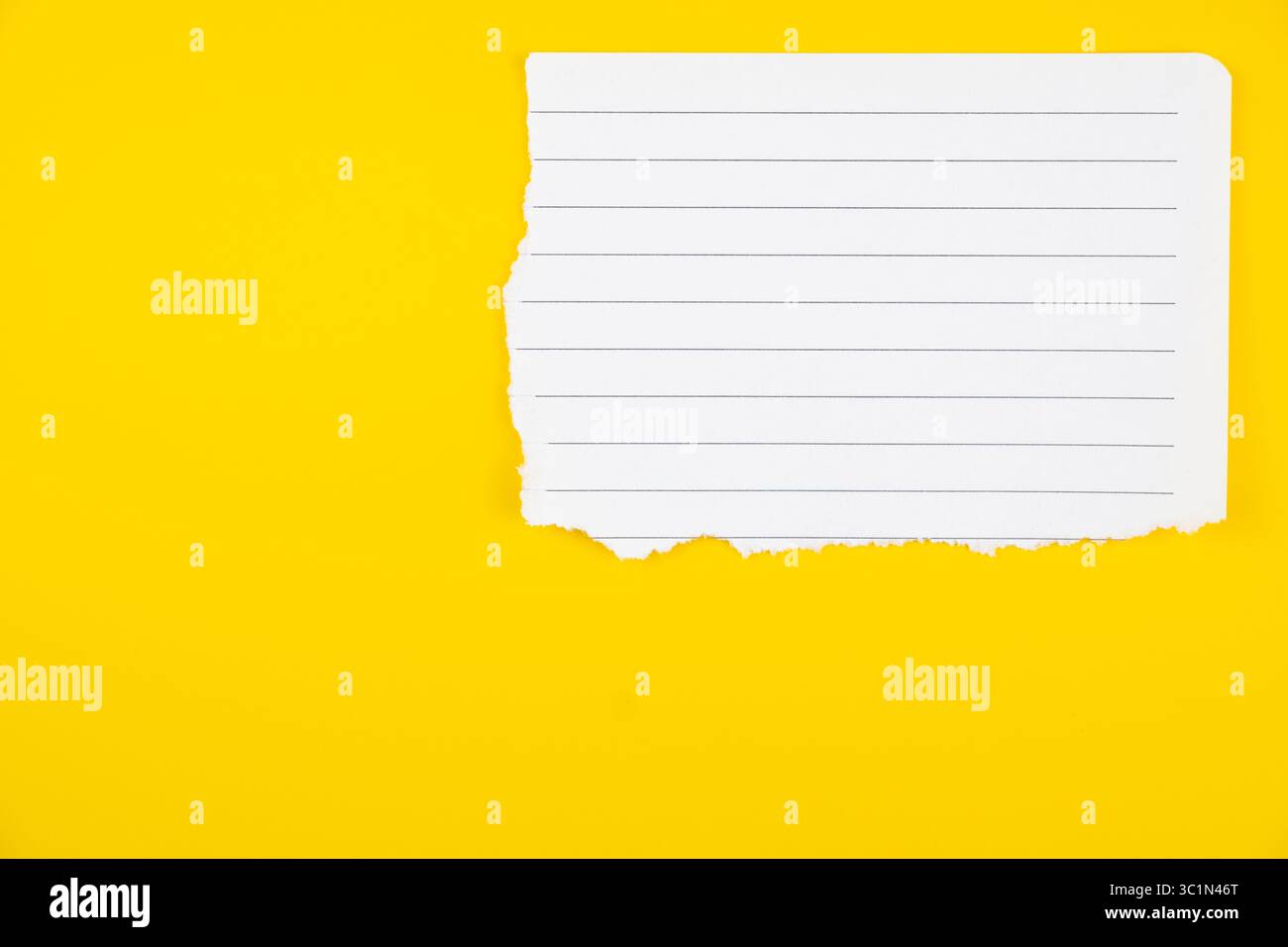 Horizontaler gelber Hintergrund mit weißem zerrissenem Papier Stockfoto