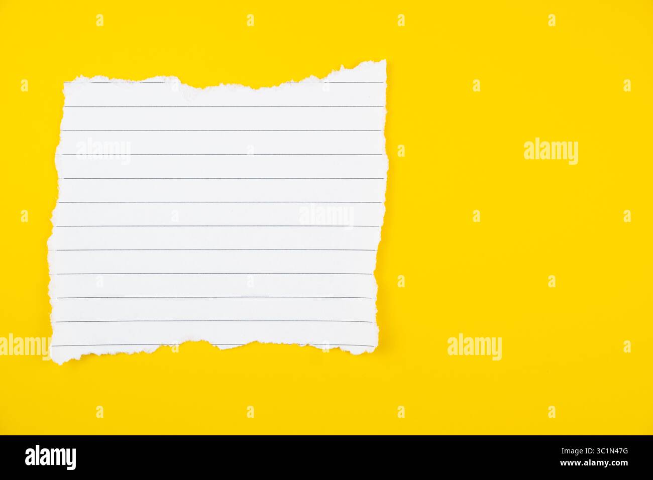 Rohbild von leerem zerrissenem Papier auf gelbem Hintergrund, Leerstelle für Text Stockfoto