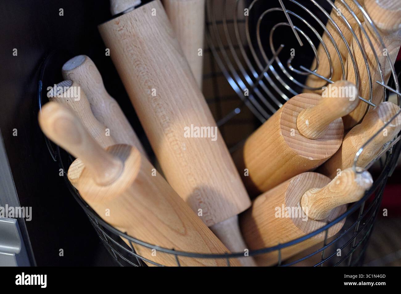 Sammlung von Holzrollnadeln in Metallkorb Stockfoto