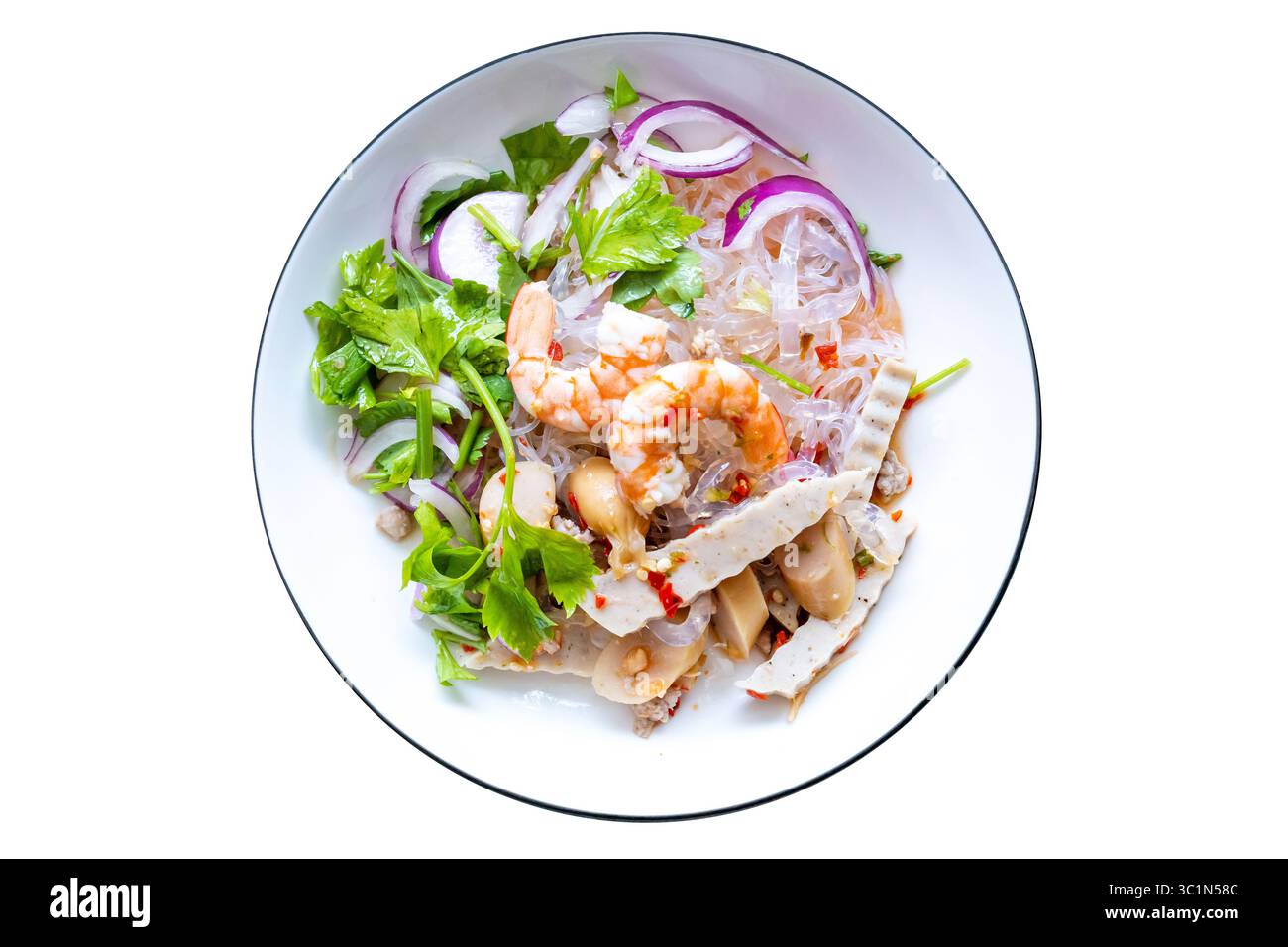 Gestanzt aus scharfem Glasnudeln-Salat mit vietnamesischer Wurst und Garnelen auf weiß isoliert. Stockfoto