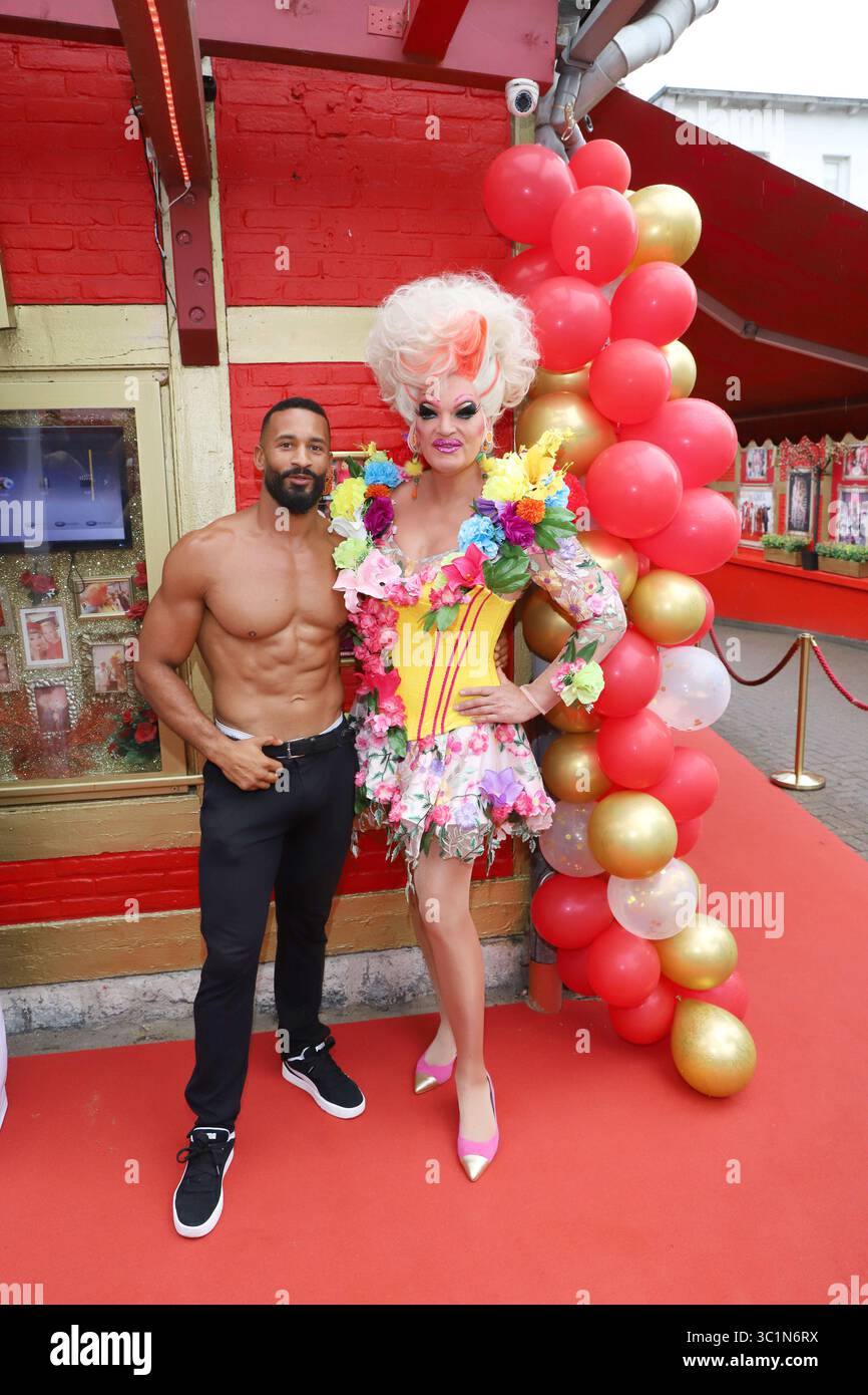 Olivias große Kult Kieztouren Sommerparty Olivia Jones, Joel, Olivias große Kult Kieztouren Sommerparty, St Pauli, Hamburg, 22.07.2025 *** Olivias große Kult Kieztouren Sommerparty Olivia Jones, Joel, Olivias große Kult Kieztouren Sommerparty, St Pauli, Hamburg, 22 07 2025 Copyright: XEventpressxBecherx Stockfoto