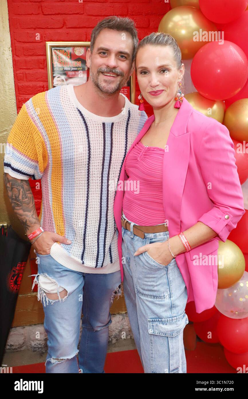 Olivias große Kult Kieztouren Sommerparty Marc Barthel, Anna Hofbauer, Olivias große Kult Kieztouren Sommerparty, St Pauli, Hamburg, 22.07.2025 *** Olivias große Kult Kieztouren Sommerparty Marc Barthel, Anna Hofbauer, Olivias große Kult Kieztouren Sommerparty, St Pauli, Hamburg, 22 07 2025 Copyright: XEventpressxBecherx Stockfoto