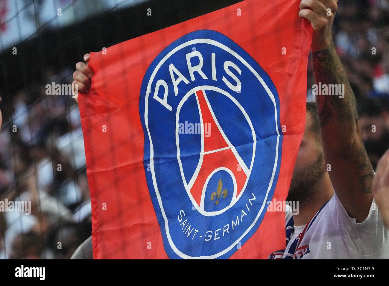 München, Deutschland - 31. Mai 2025: Der unbekannte Pariser Saint-Germain-Unterstützer zeigt seine Unterstützung beim Endspiel der UEFA Champions League 2025 gegen Inter in der Münchner Arena Stockfoto