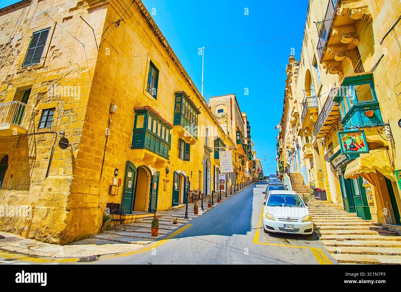 VALLETTA, MALTA - 17. JUNI 2018: Der lange Anstieg in der Republic Street, mit alten steinernen Bauten gesäumt, Souvenirläden, Cafés und Restaurants, auf Ju Stockfoto