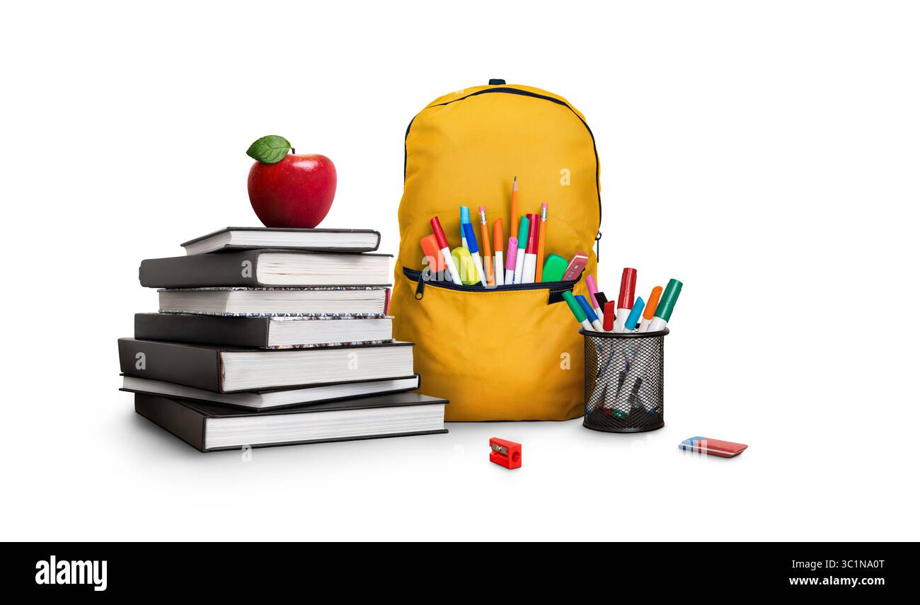 Eine Back-to-School-Szene mit drei Lernbüchern, die man von einem roten Apfel, einer gelben Schultasche, Stiften und Bleistiften lernen kann, die vor weißem Hintergrund isoliert sind Stockfoto