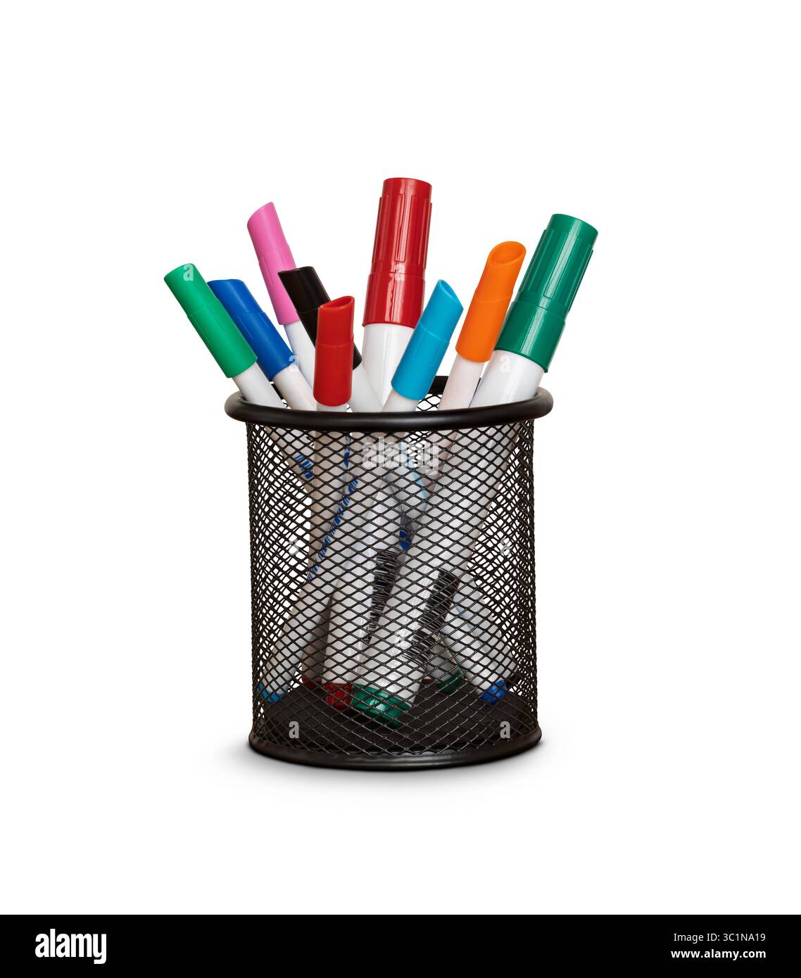 Ein Schreibtischhalter aus Metall mit farbigen Whiteboard-Markierungsstiften, die vor weißem Hintergrund isoliert sind. Stockfoto