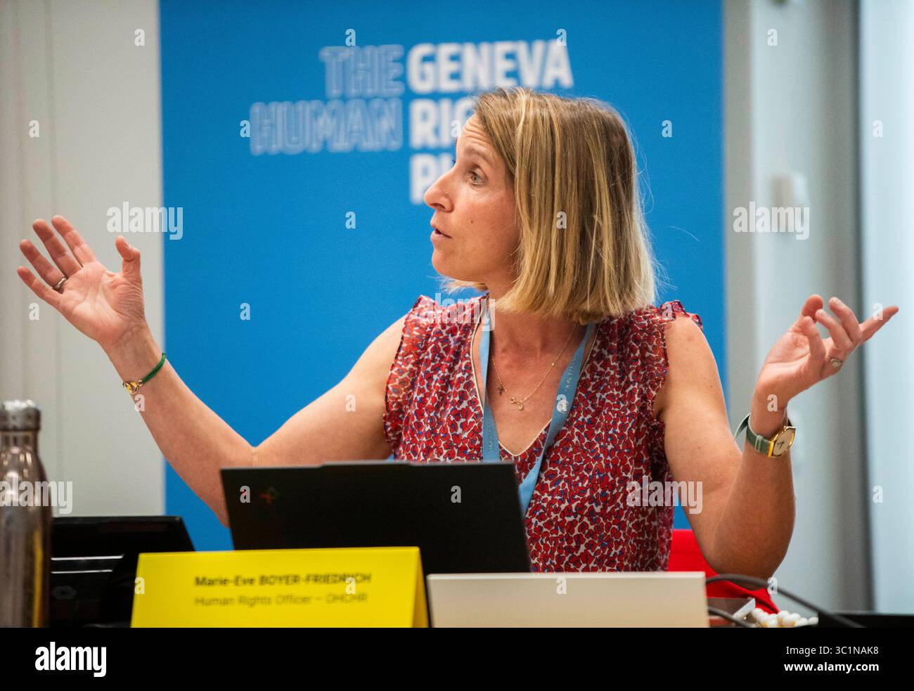 Juli 2025, Genf, Genf, Schweiz: Genf Schweiz, 23.07.2025: MARIE-BOYER FRIIEDRICH, Human Rights-OHCR (Büro des Hohen Kommissars der Vereinten Nationen für Menschenrechte) stellte die Konferenz im Rahmen der verstärkten nationalen Berichterstattung und Umsetzung der Menschenrechte vor. Pressekonferenz über die Verbesserung der nationalen Berichterstattung und Umsetzung der Menschenrechte in Bezug auf Menschenrechte durch koordiniertes Engagement auf lokaler und regionaler Ebene: Die Rolle der NMIRF (nationale Mechanismen für Umsetzung, Berichterstattung und Follow-up) und fand bei den Vereinten Nationen in Genf statt. Stockfoto