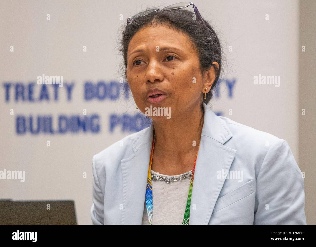Juli 2025, Genf, Genf, Schweiz: Genf Schweiz, 23.07.2025: NOSY RAMAMONJISOA (Amt des Hohen Kommissars der Vereinten Nationen für Menschenrechte, Kapazitäten, Aufbauprogramm-Koordinator) erläutert die aktuellen Themen bei der Verbesserung der nationalen Berichterstattung und Umsetzung der Menschenrechte. Pressekonferenz über die Verbesserung der nationalen Berichterstattung und Umsetzung der Menschenrechte in Bezug auf Menschenrechte durch koordiniertes Engagement auf lokaler und regionaler Ebene: Die Rolle der NMIRF (nationale Mechanismen für Umsetzung, Berichterstattung und Follow-up) und fand in United N statt Stockfoto