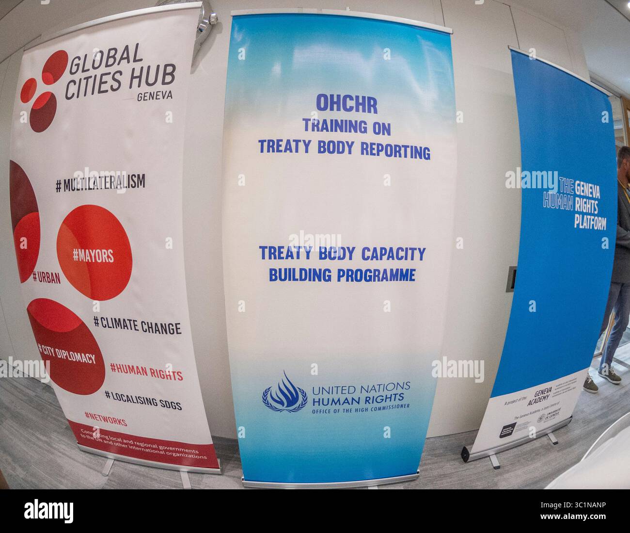 Juli 2025, Genf, Genf, Schweiz: Genf Schweiz, 23.07.2025: Präsentation der drei Organisationen: der Genfer Menschenrechtsplattform, dem OHCHR (Amt des Hohen Kommissars der Vereinten Nationen für Menschenrechte) und DEM GLOBAL CITIES HUB) bei der Verbesserung der nationalen Berichterstattung und Umsetzung der Menschenrechte. Pressekonferenz über die Verbesserung der nationalen Berichterstattung und Umsetzung der Menschenrechte in Bezug auf Menschenrechte durch koordiniertes Engagement auf lokaler und regionaler Ebene: Die Rolle der NMIRF (nationale Mechanismen für Umsetzung, Berichterstattung und Follow-up) und Übernahme des pla Stockfoto