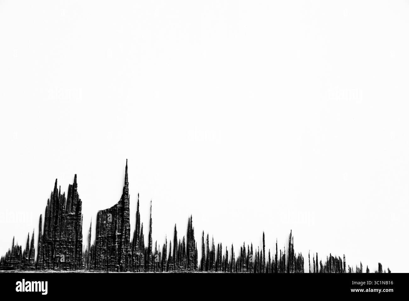 Abstraktion in Form einer Silhouette städtischer Gebäude auf weißem Hintergrund. Stockfoto