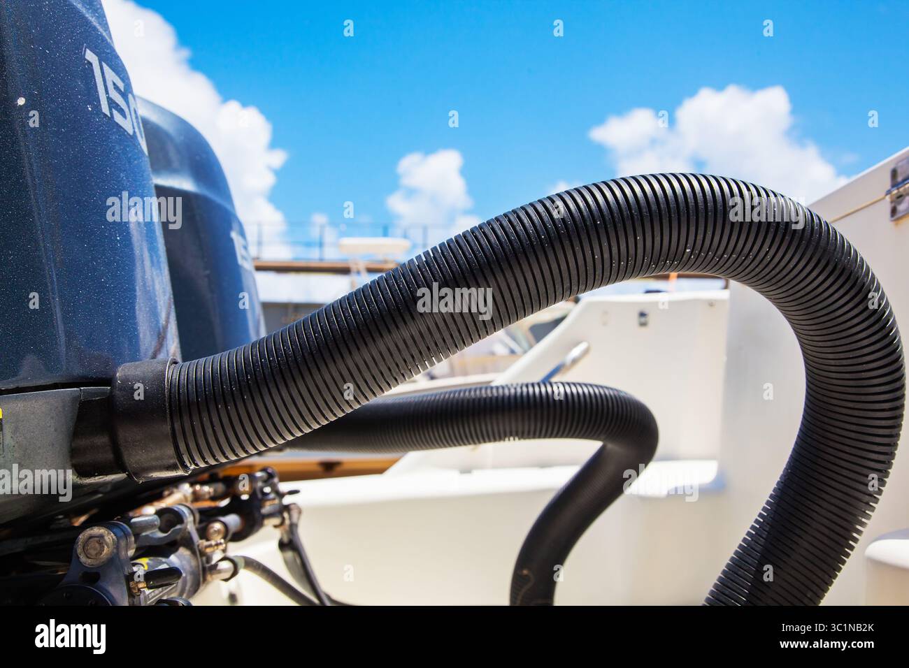 Motoren am Heck eines Motorbootes. Nahaufnahme. Stockfoto