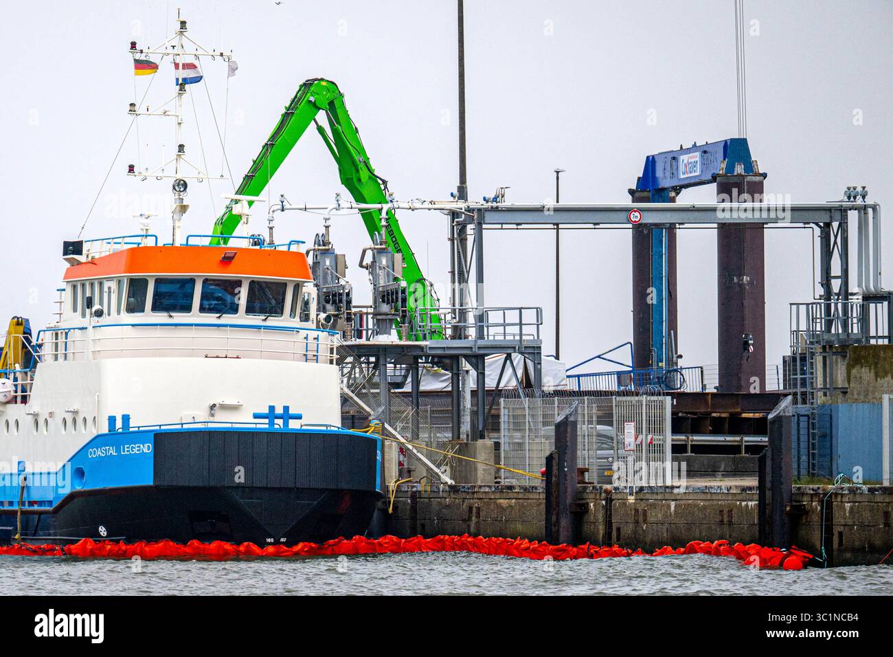 Cuxhaven, Deutschland. Juli 2025. Im Hafenbecken vor dem Offshore-Versorgungsschiff „Coastal Legend“ befinden sich Ölbooms. Nach einer Kollision zwischen zwei Schiffen im Hafen von Cuxhaven ist Kraftstoff ins Wasser gelangt. Der 69 Meter lange Tanker "Capella" kollidierte heute Morgen mit dem 44 Meter langen Offshore-Versorgungsschiff "Coastal Legend". Quelle: Sina Schuldt/dpa/Alamy Live News Stockfoto Cuxhaven, Deutschland. Juli 2025. Im Hafenbecken vor dem Offshore-Versorgungsschiff „Coastal Legend“ befinden sich Ölbooms. Nach einer Kollision zwischen zwei Schiffen im Hafen von Cuxhaven ist Kraftstoff ins Wasser gelangt. Der 69 Meter lange Tanker "Capella" kollidierte heute Morgen mit dem 44 Meter langen Offshore-Versorgungsschiff "Coastal Legend". Quelle: Sina Schuldt/dpa/Alamy Live News Stockfoto