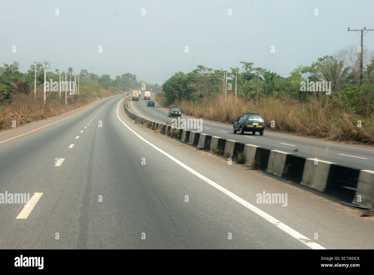 Der Alltag, der am 13. Februar 2022 auf einer Straße in Akure, Nigeria, stattfindet Stockfoto
