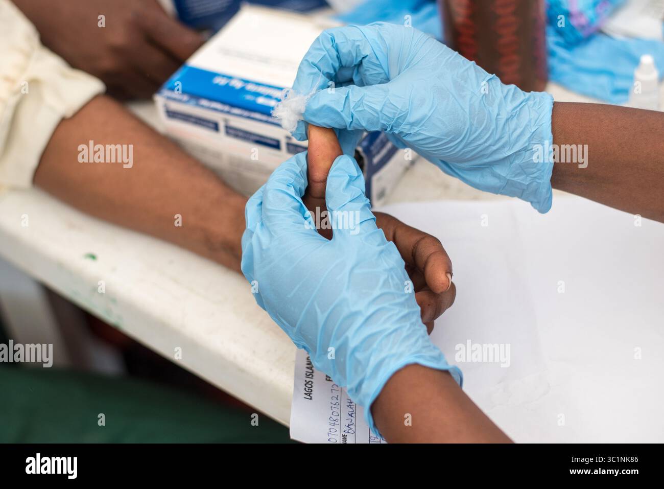 Medizinisches Personal nimmt Blutproben während einer medizinischen Untersuchung, die vom Vorsitzenden der lokalen Regierung von Lagos Island organisiert wird Stockfoto