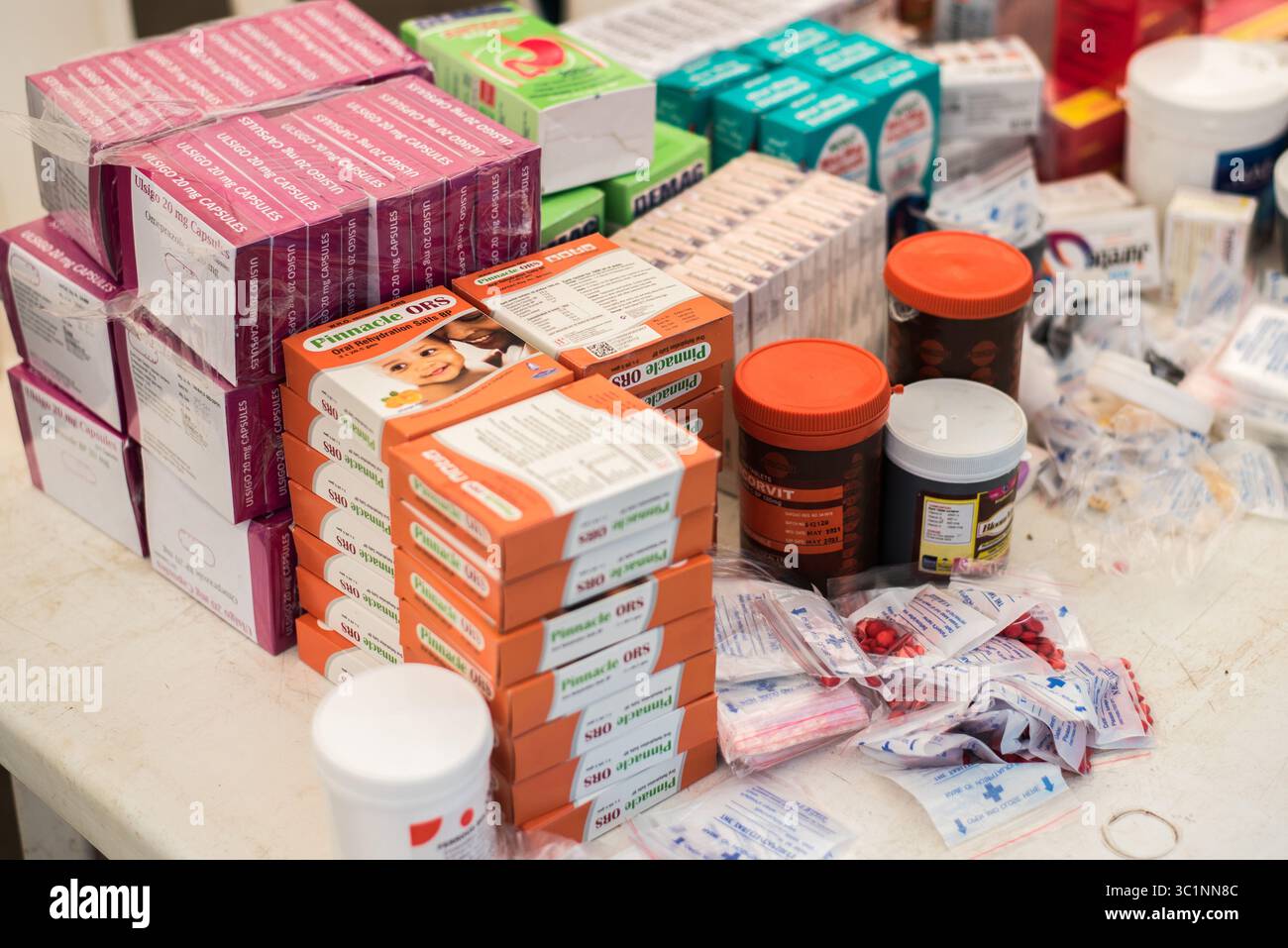 Medikamente, die an Begünstigte einer medizinischen Kontaktaufnahme verteilt werden sollen, die vom Vorsitzenden der lokalen Regierung von Lagos Island organisiert wird Stockfoto