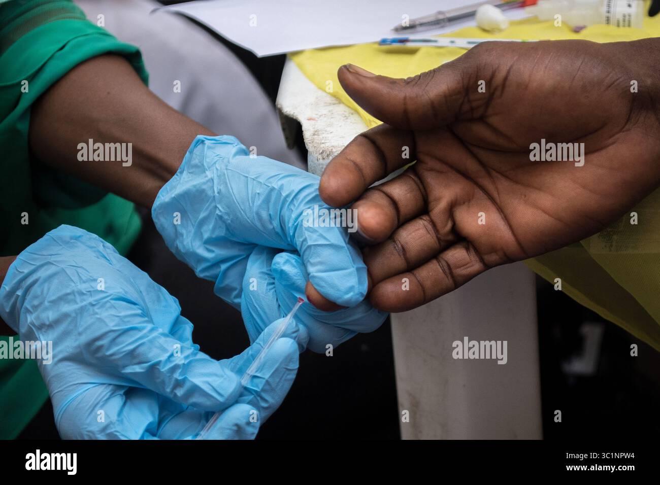 Medizinisches Personal nimmt Blutproben während einer medizinischen Untersuchung, die vom Vorsitzenden der lokalen Regierung von Lagos Island organisiert wird Stockfoto