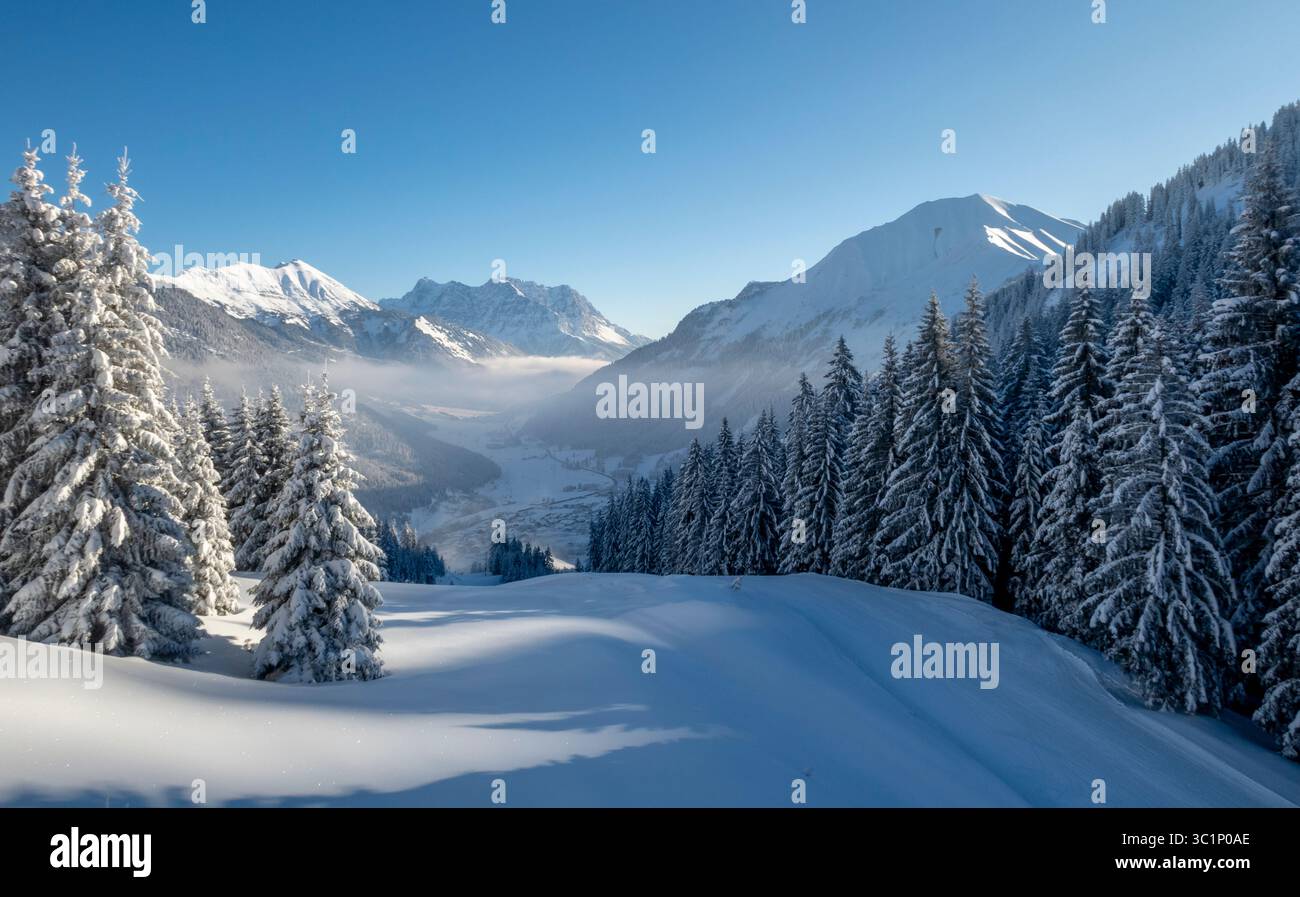 Skipiste mit Blick auf die Zugspitze Stockfoto