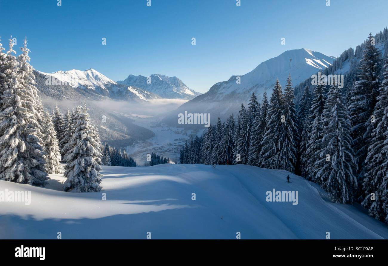 Skipiste mit Blick auf die Zugspitze Stockfoto