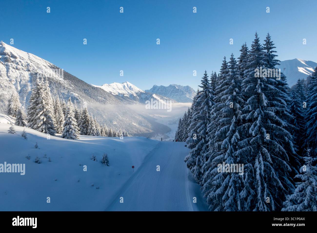 Skipiste mit Blick auf die Zugspitze Stockfoto