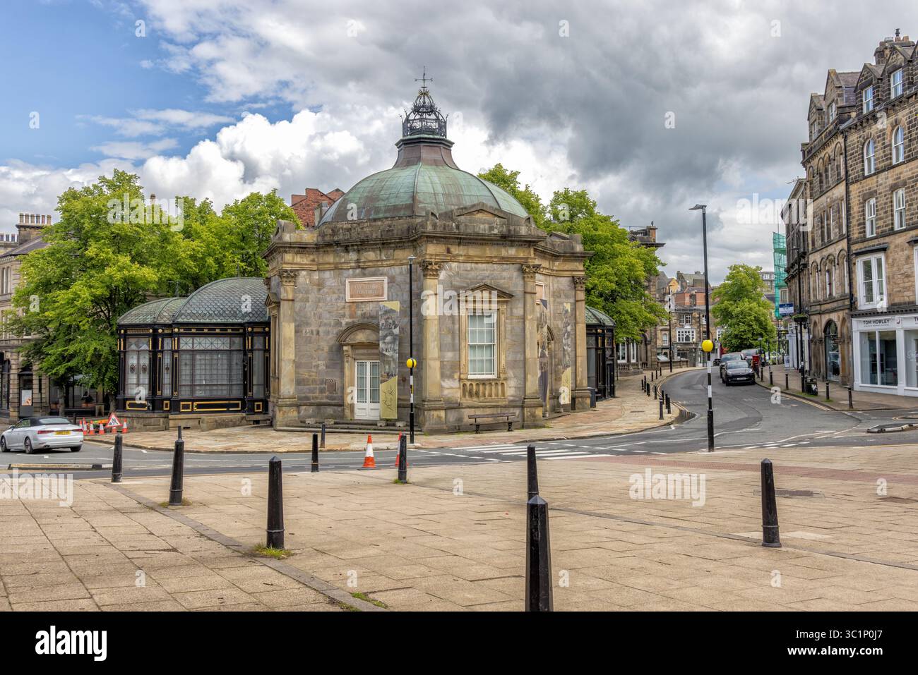 Harrogate mit Blick auf Montpellier und dem Royal Pump Room Museum im Vordergrund, Harrogate, North Yorkshire, Großbritannien Stockfoto