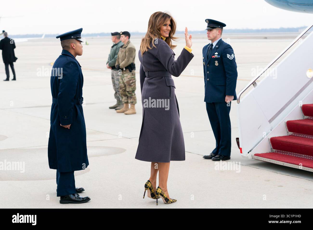 4. März 2019: Tulsa, Oklahoma, USA – First Lady Melania Trump führt Bright Star in der Joint Base Andrews, MD Montag, 4. März 2019, auf dem Weg zum Tulsa International Airport in Tulsa, Oklav. (Bild: © Andrea Hanks/Weißes Haus Via ZUMA Wire/ZUMAPRESS.com) Stockfoto