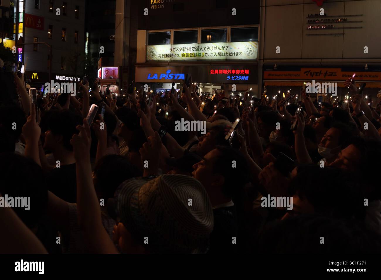 Shimbashi, Tokio, Japan. Juli 2025. Während einer Wahlkampagne der oppositionellen Demokratischen Partei Japans für die Menschen in Shimbashi, Tokio, Japan, am 19. Juli 2025 leuchten die Menschen ihre Smartphones an. Die Wahl zum Oberhaus findet am 20. Juli statt. Quelle: Hiroyuki Ozawa/AFLO/Alamy Live News Stockfoto