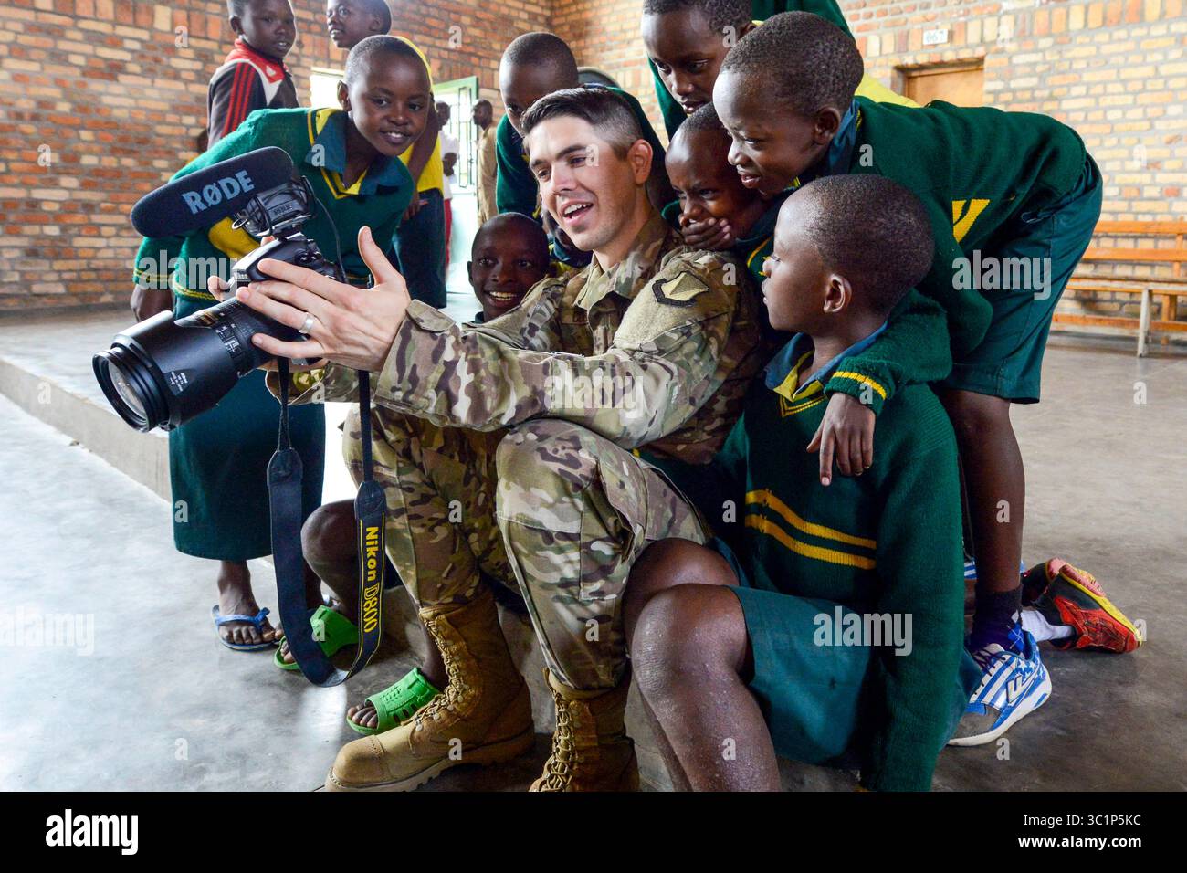 5. März 2019 – Nyanza District, Ruanda – US Air Force Airman 1st Class Noah Coger, 86th Airlift Wing Public Affairs Broadcast Journalist, zeigt einige Studenten des Home de la vierge des Pauvres Gatagara/Nyanza im Nyanza District, Ruanda, 5. März 2019. Coger reiste zur HVP Nyanza mit der U.S. Air Forces in Europe Band, die ein Musikkonzert für die Studenten aufführte. (Bild: © US Air Force/ZUMA Wire/ZUMAPRESS.com) Stockfoto