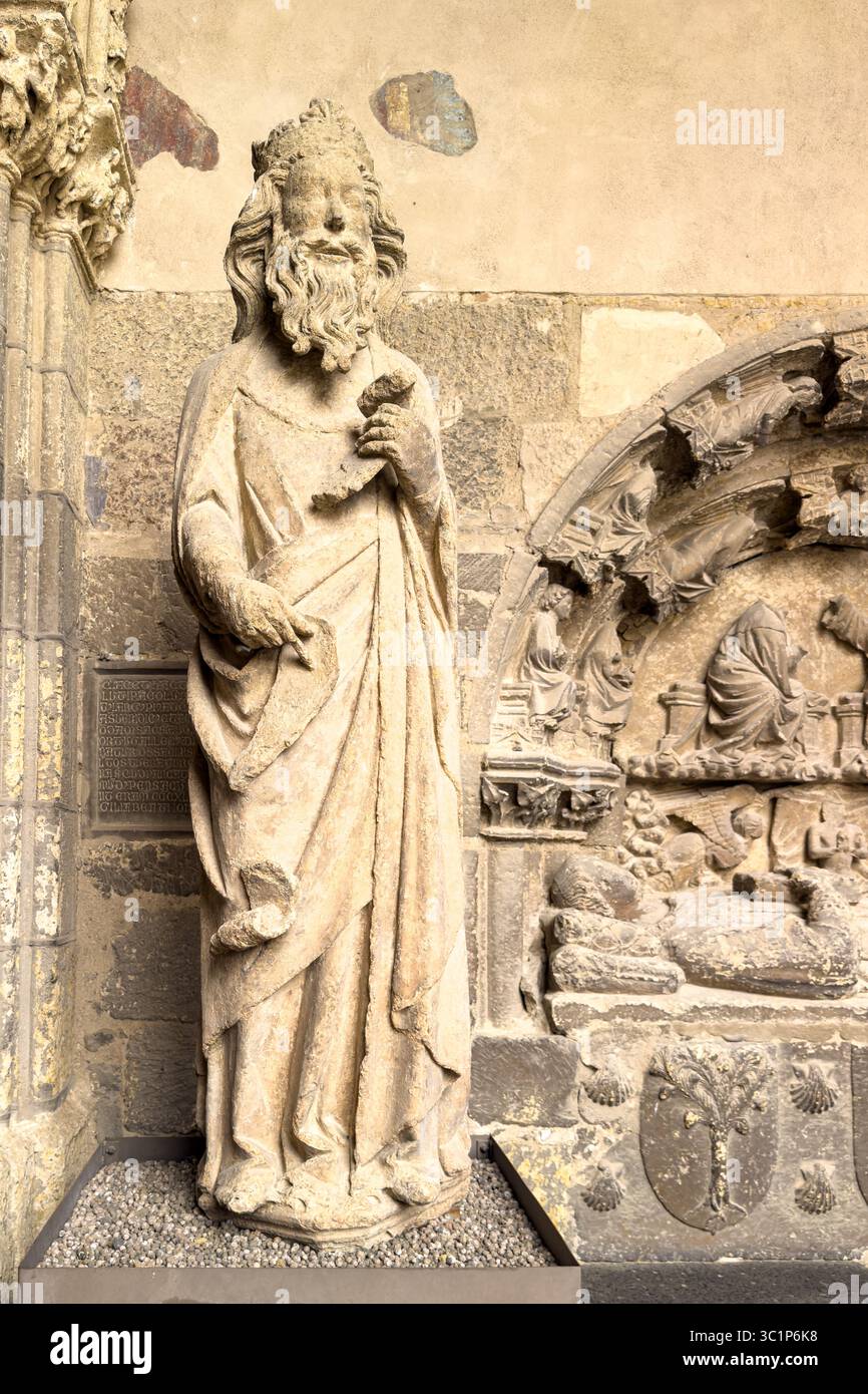 Mittelalterliche Skulptur einer gekrönten männlichen Figur mit Gewand und Schriftrolle Stockfoto