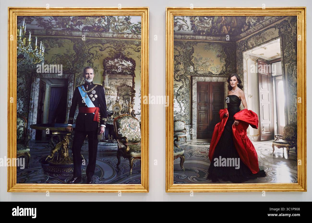 König Felipe VI. Und Königin Letizia, 2024, Annie Leibovitz, Foto gedruckt auf grundiertem Polyester-Canvas mit UV-härtenden Tinten, Ausstellung „The Tirany of Chronos“, Sammlung Banco de España, Madrid, Spanien. Stockfoto